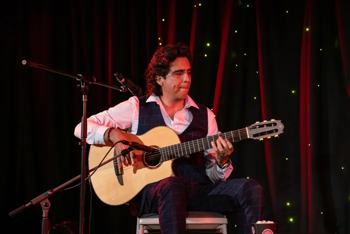Solo, red curtain
